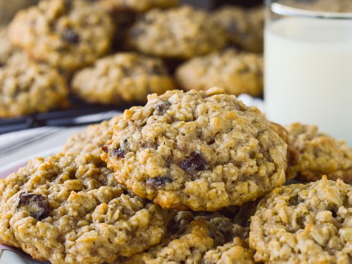 https://www.sugardishme.com/wp-content/uploads/2012/01/Oatmeal-Cookies-with-Raisins-720x540.jpg