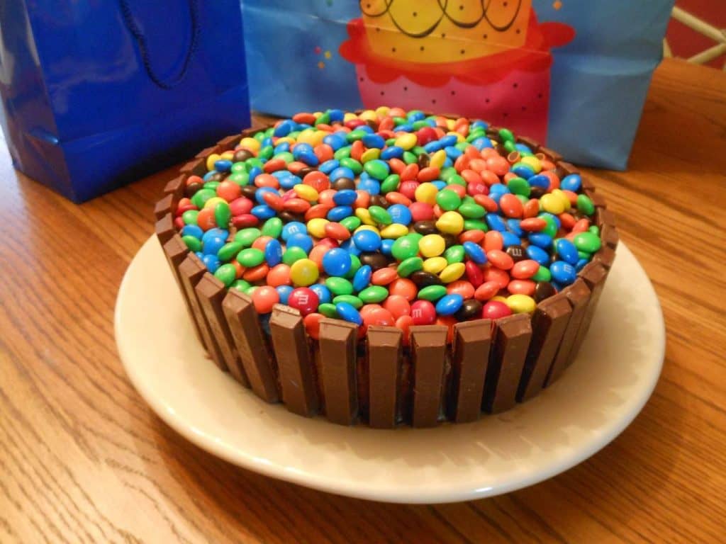 Kit Kat explosion cake with chocolate drip, semi naked cake with chocolate  cream | Kitkat cake, Kit kat cake, Drip cakes