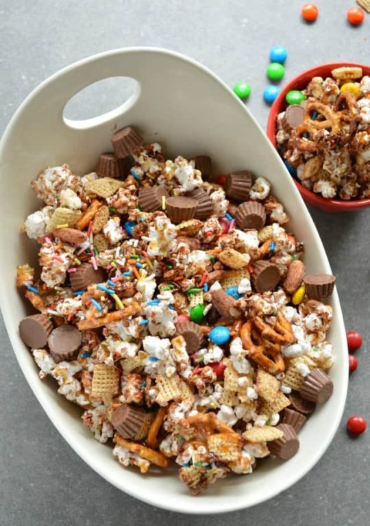 Loaded Candy Bar Popcorn - Sugar Dish Me