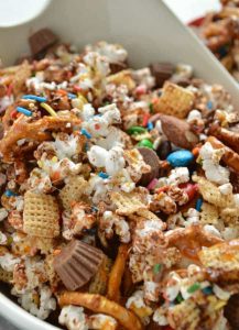 Loaded Candy Bar Popcorn - Sugar Dish Me